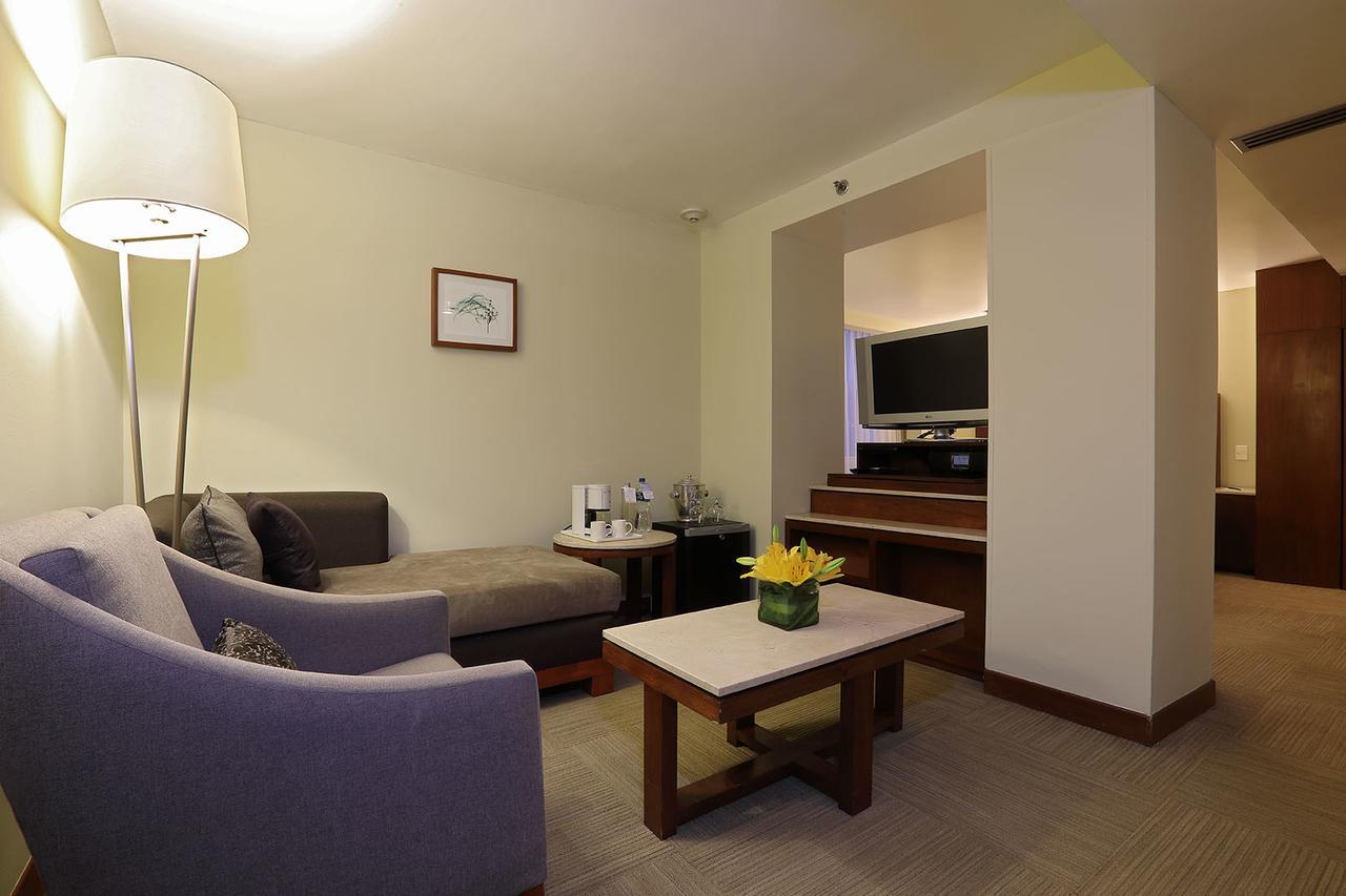 Emporio Reforma Hotell Mexico City Rum bild A living room in a suite at the Mandarin Oriental, Hong Kong