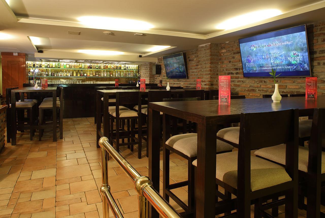Emporio Reforma Hotell Mexico City Exteriör bild The interior of a sports bar in Warsaw, Poland